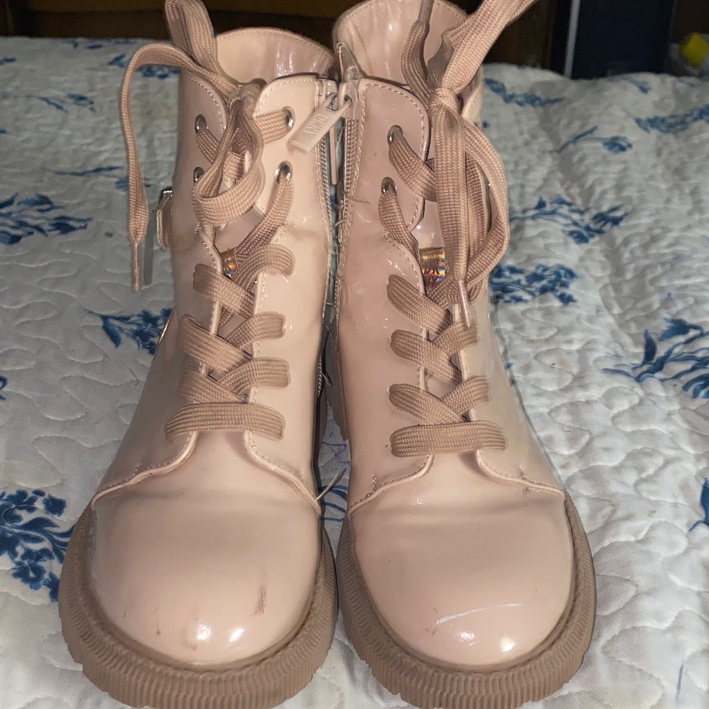 Stylish crème boots for kids 🍦